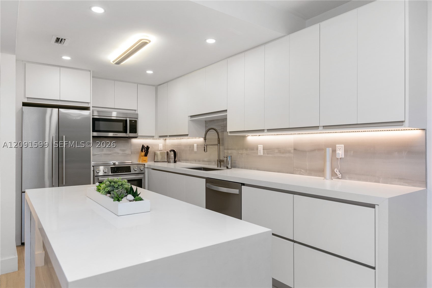 2301 Collins Ave 318