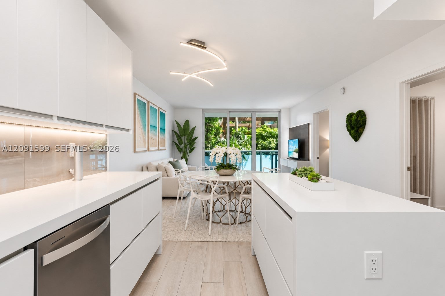 2301 Collins Ave 318