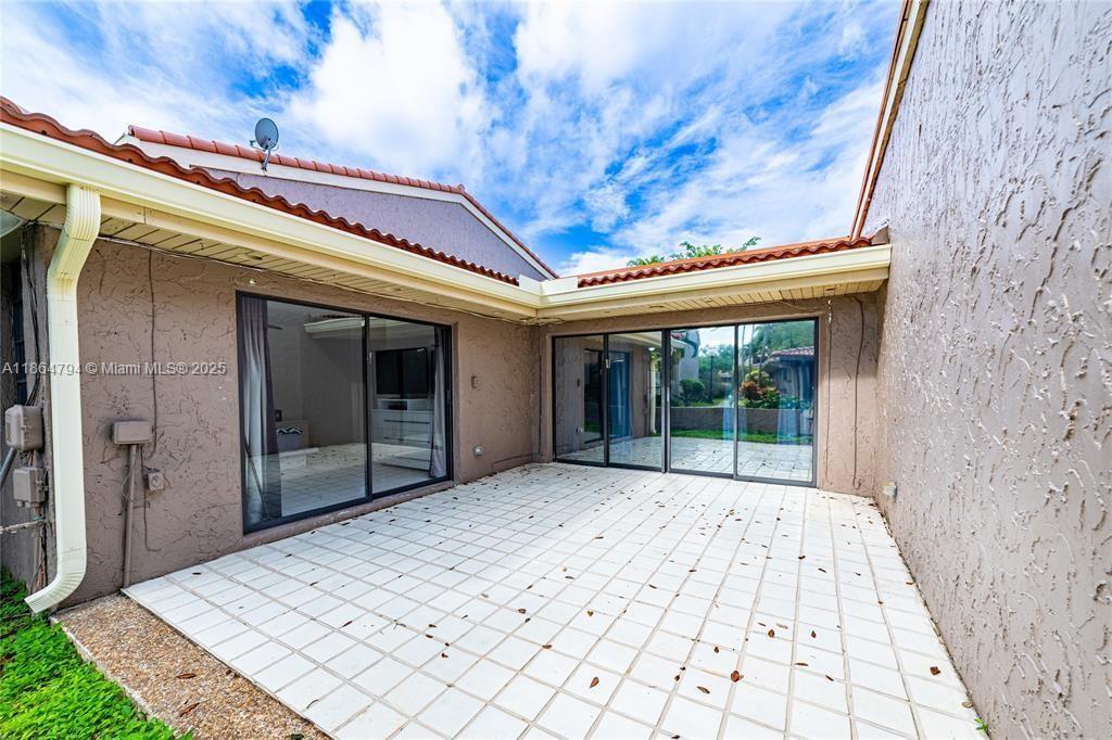 TOWNHOUSES OF EMERALD HIL - Residential