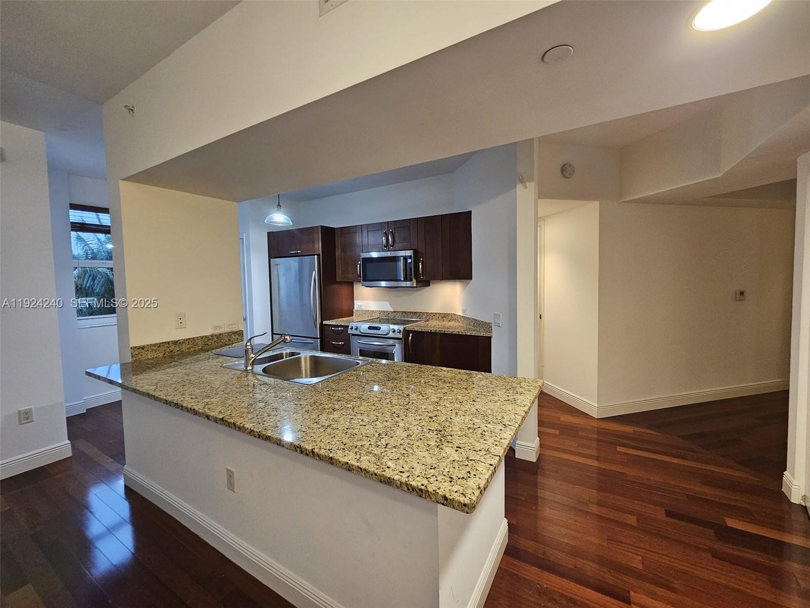 TURNBERRY VLG NO TOWER CO - Residential Lease