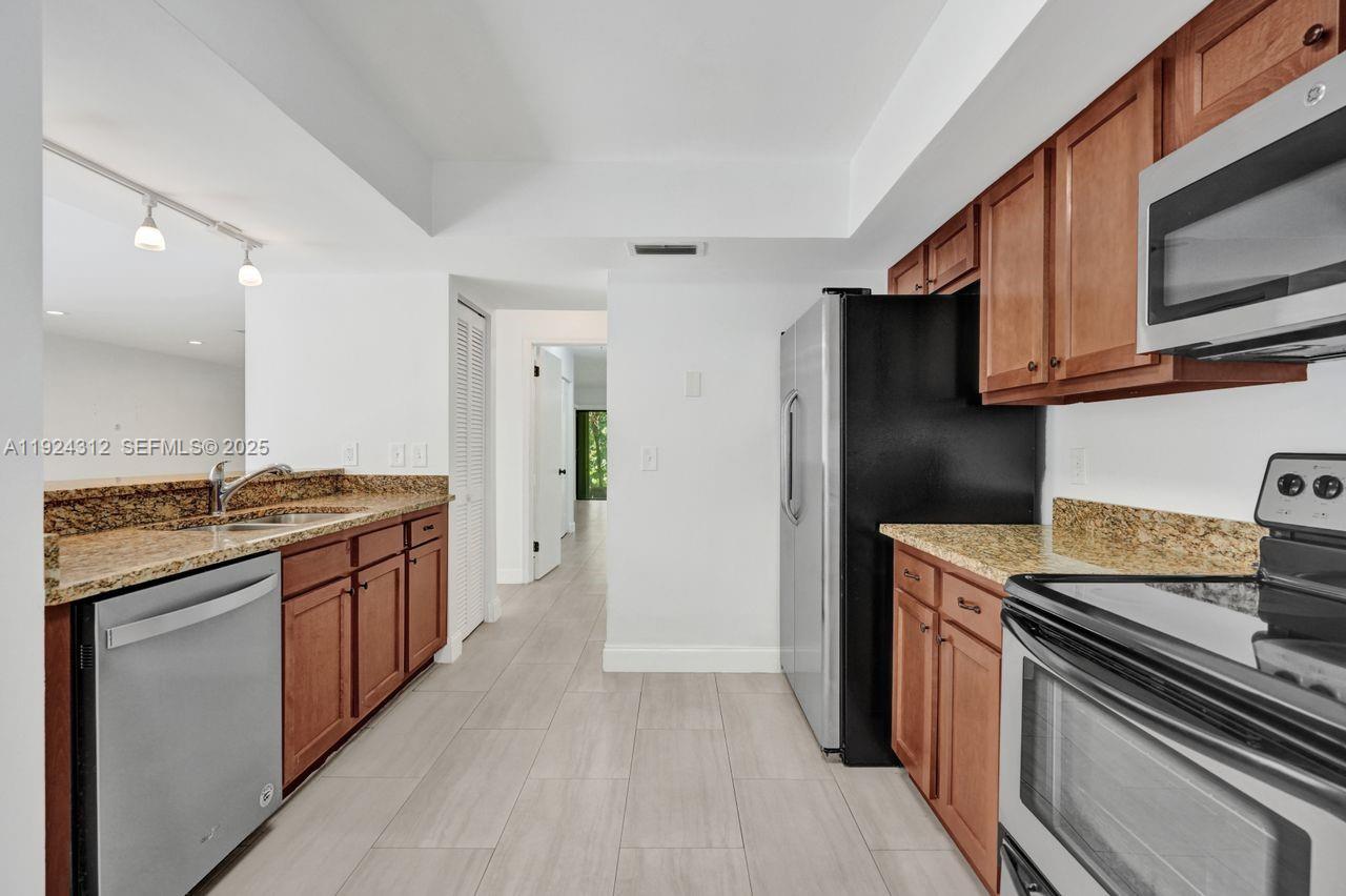 LAKESHORE COLONY VILLAS - Residential