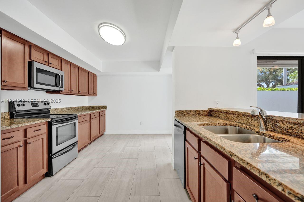 LAKESHORE COLONY VILLAS - Residential