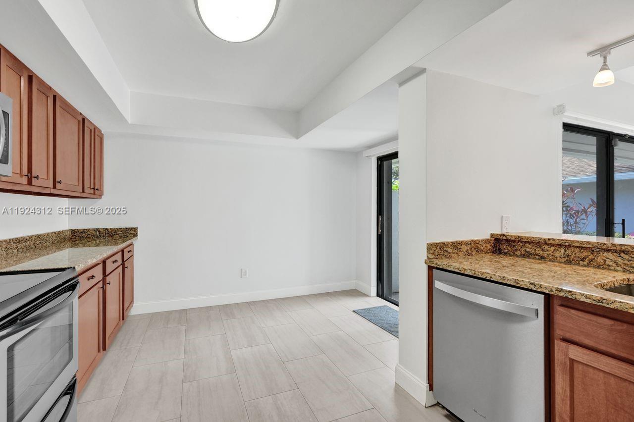 LAKESHORE COLONY VILLAS - Residential