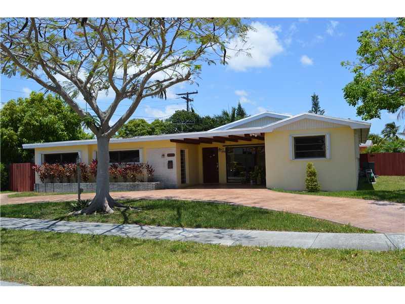 BRIGHT & SPACIOUS LARGE POOL HOME ON CORNER LOT! PERFECT HOME WITH SEPARATE LIVING/FAMLY & DINING AREAS..ALL FULLY TILED THORUGHOUT AS WELL AS BRAND NEW LAMINATE WOOD FLOORING IN ROOMS. BEAUTIFUL KITCHEN WITH WOOD CABINETS, GRANITE TOPS & SS APPLIANCES GI VE VIEW TO THE GORGEOUS SCREENED-IN SALTWATER POOL AREA GREAT FOR ENTERTAINING & BBQS. HUGE LOT GIVES SPACE FOR BOAT & MORE. BATHRMS REMODELED AS WELL. ACCORDION SHUTTERS A PLUS. AVAILABLE TO SHOW BY JUNE 1. CALL LA