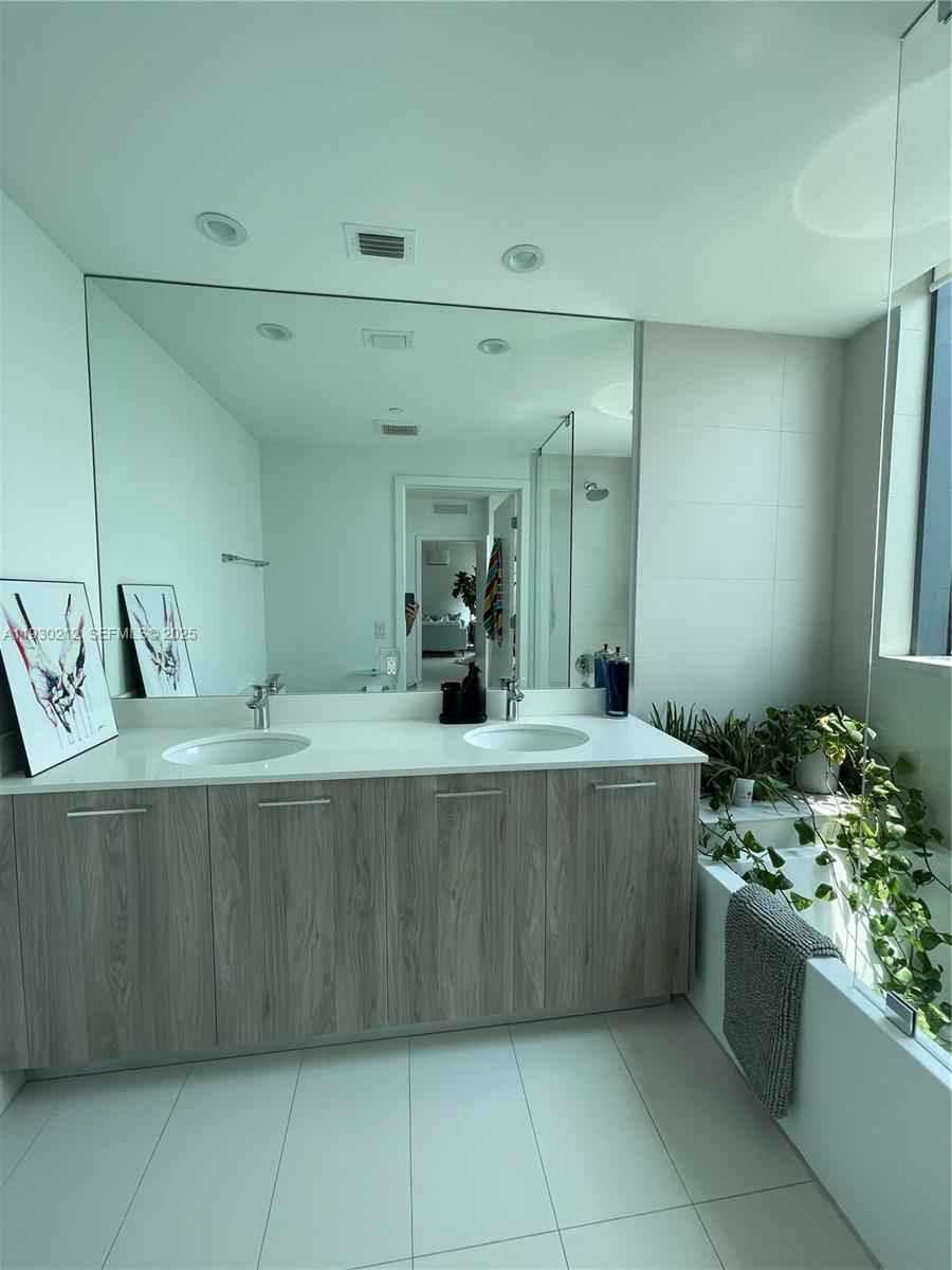 PARAISO BAYVIEWS CONDO - Residential Lease