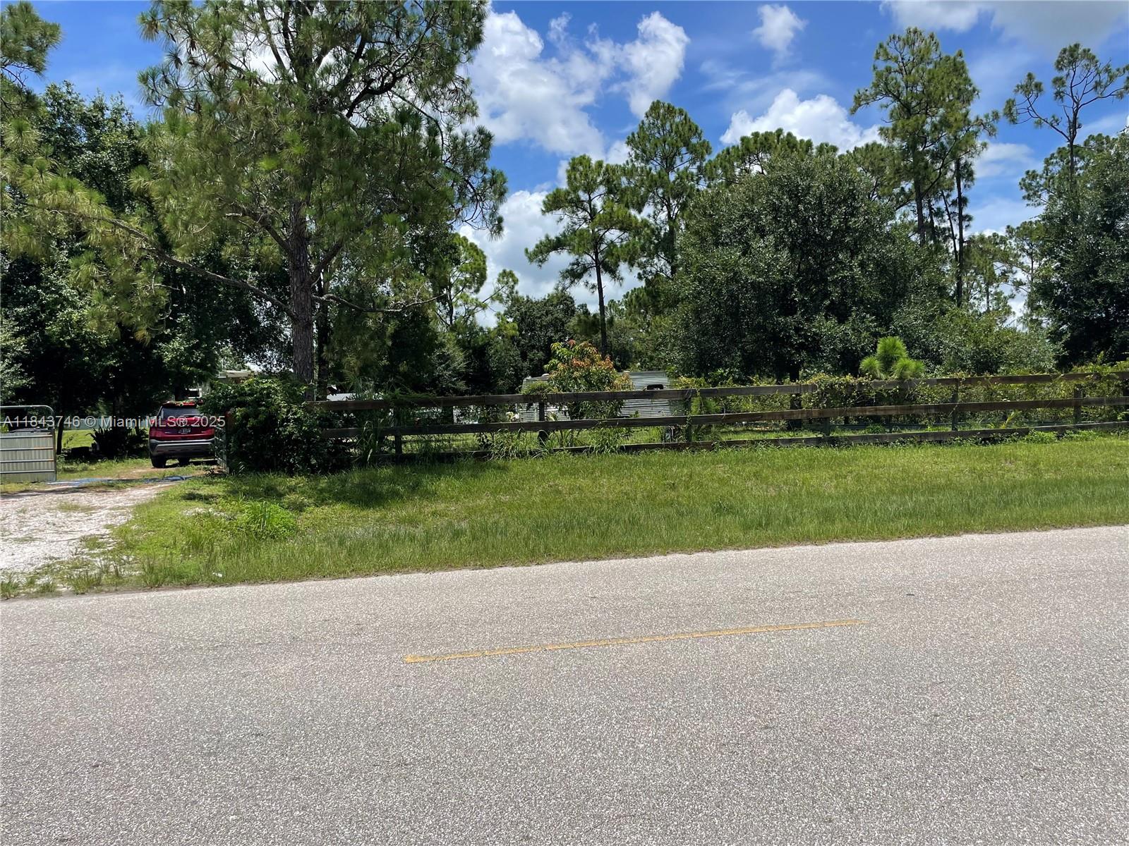 Motivated seller , 2 properties on a huge lot over 1 acre. Just remodeled a beautiful Container Home built on 2023 with a porch to relax, 2 bedrooms, 1 bath, walking open closet, granite countertops, stainless steel appliances and washer and dryer inside offering 960 sq feet under A/C. 2nd property is The Mobile Home built in 2022 in the property is also remodeled for extra income with 1 bedroom and 1 bath with laminated floors, double sink in the kitchen, 300 sq feet under A/C for a total combine of 1260 sq feet.
Total 3 bedrooms and 2 bath .