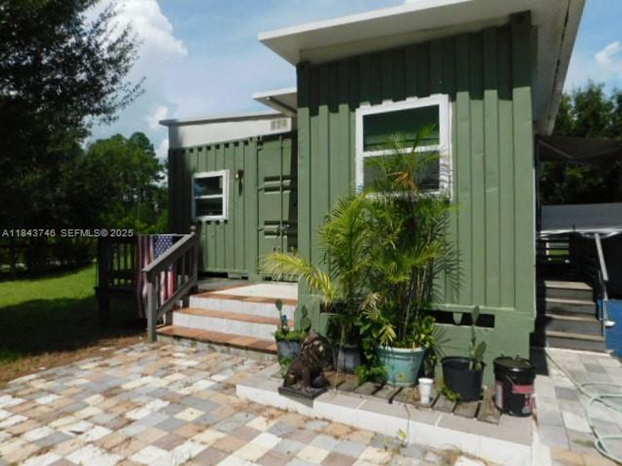 Motivated seller , 2 independent homes on a huge lot over 1.2 acres fully fence. Beautiful remodeled Container Home built on 2023 with a porch to relax, 2 bedrooms, 1 bath, walking open closet, granite countertops, stainless steel appliances and washer and dryer inside offering 960 sq feet under A/C.  2nd home for extra income in the lot is a Mobile Home built in 2022 in the property is also remodeled for extra income with 1 bedroom and 1 bath with laminated floors, double sink in the kitchen, 300 sq feet under A/C for a total combine of 1260 sq feet. 
Total 3 bedrooms and 2 bath .