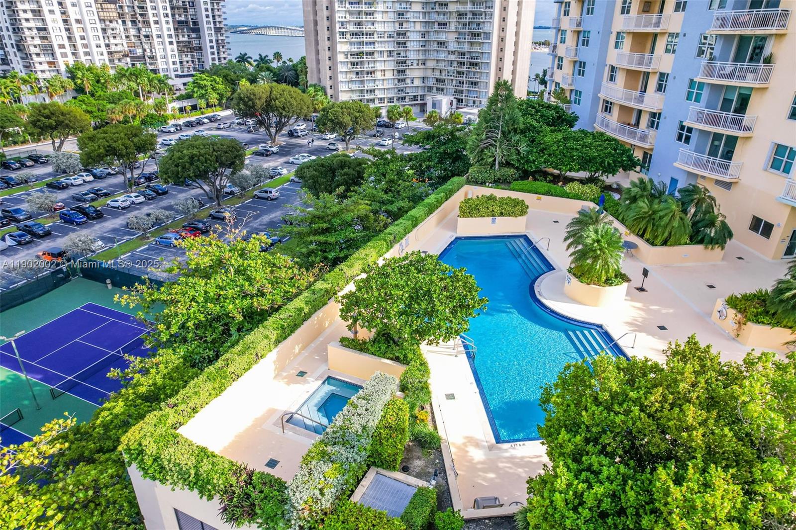 THE METROPOLITAN CONDO - Residential