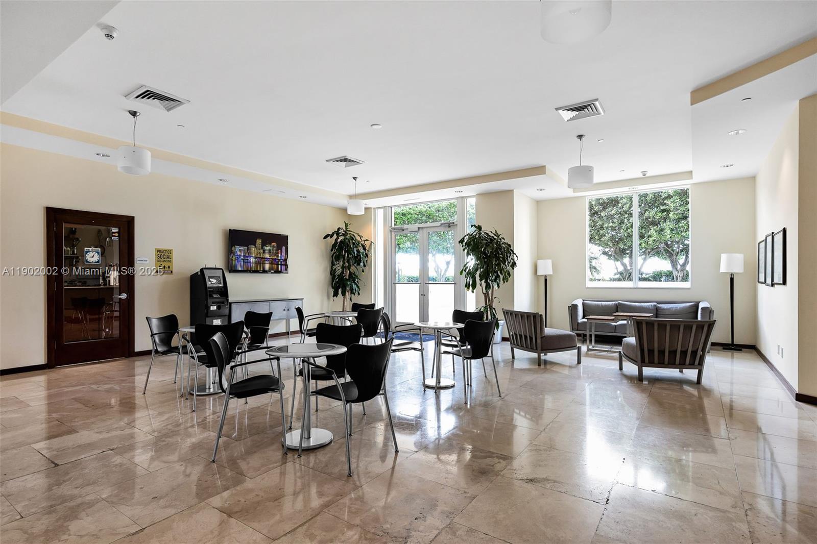 THE METROPOLITAN CONDO - Residential