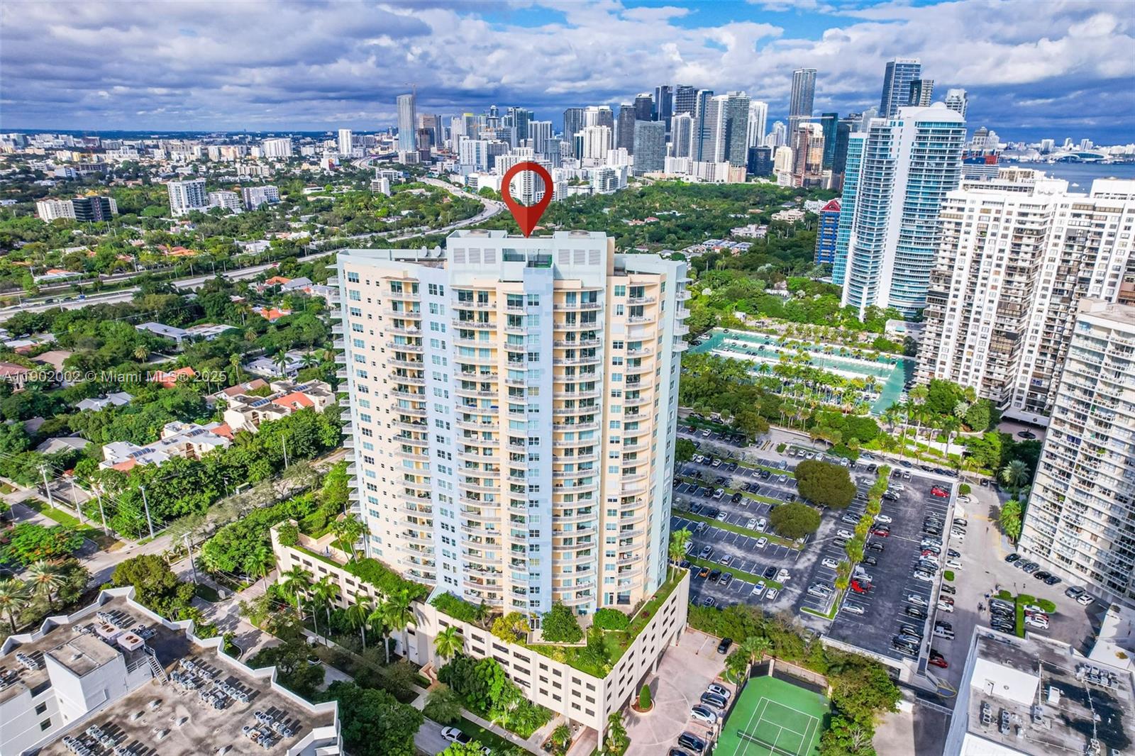THE METROPOLITAN CONDO - Residential