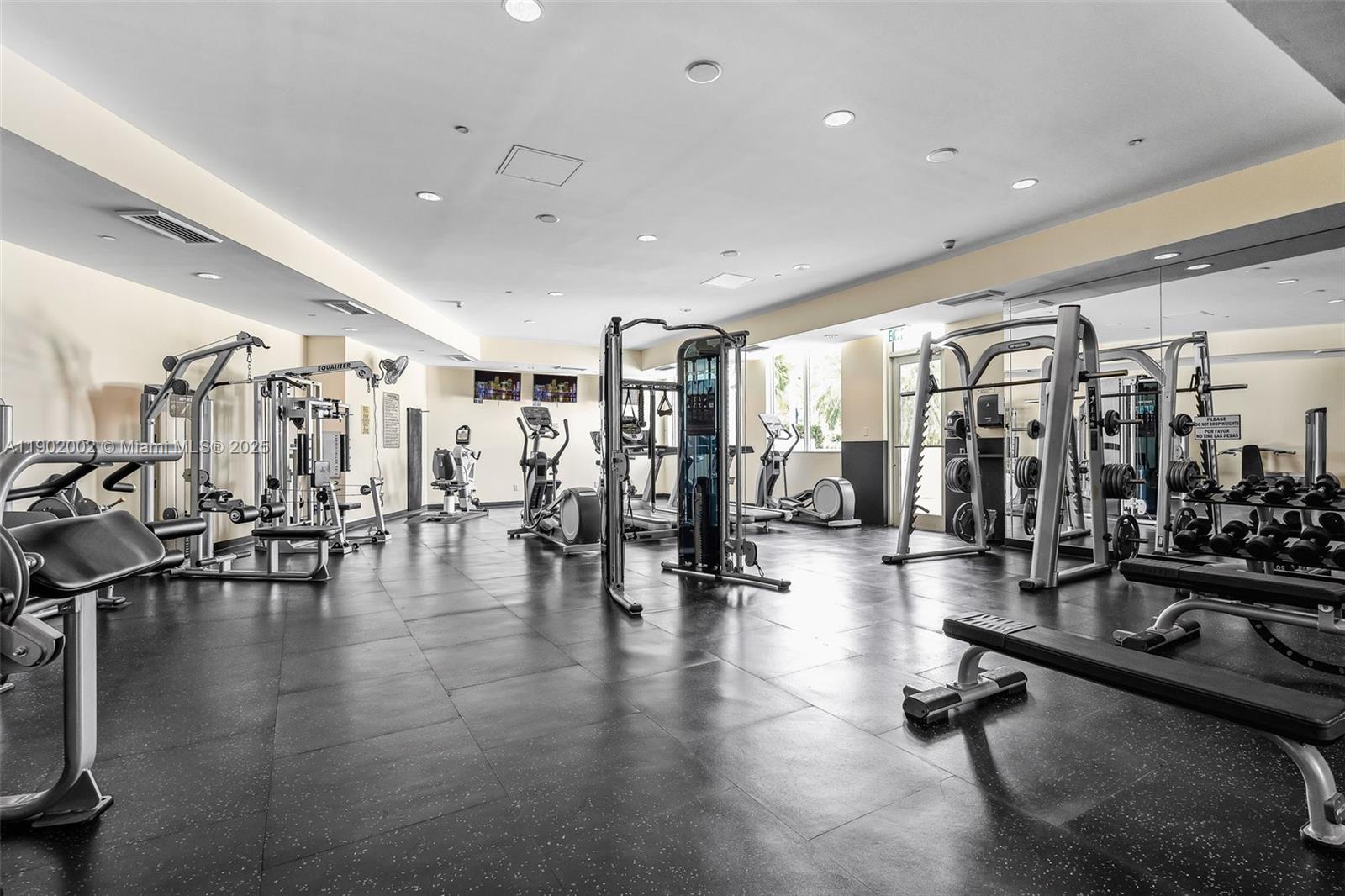 THE METROPOLITAN CONDO - Residential
