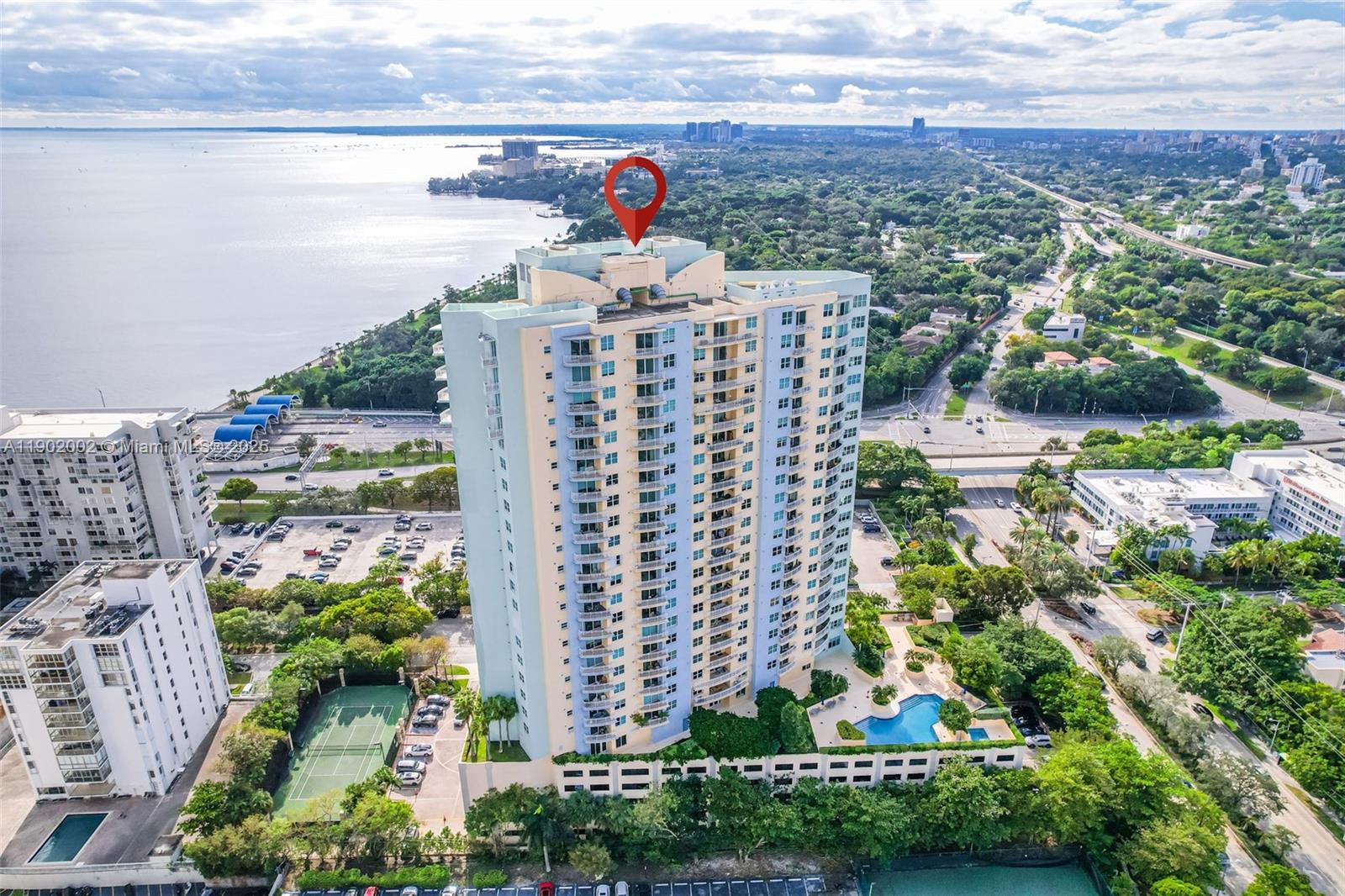 THE METROPOLITAN CONDO - Residential