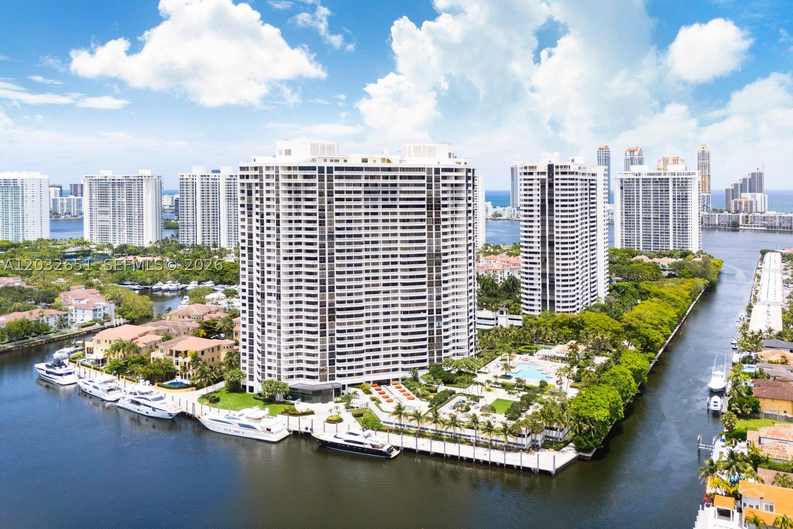 1000 W Island Blvd