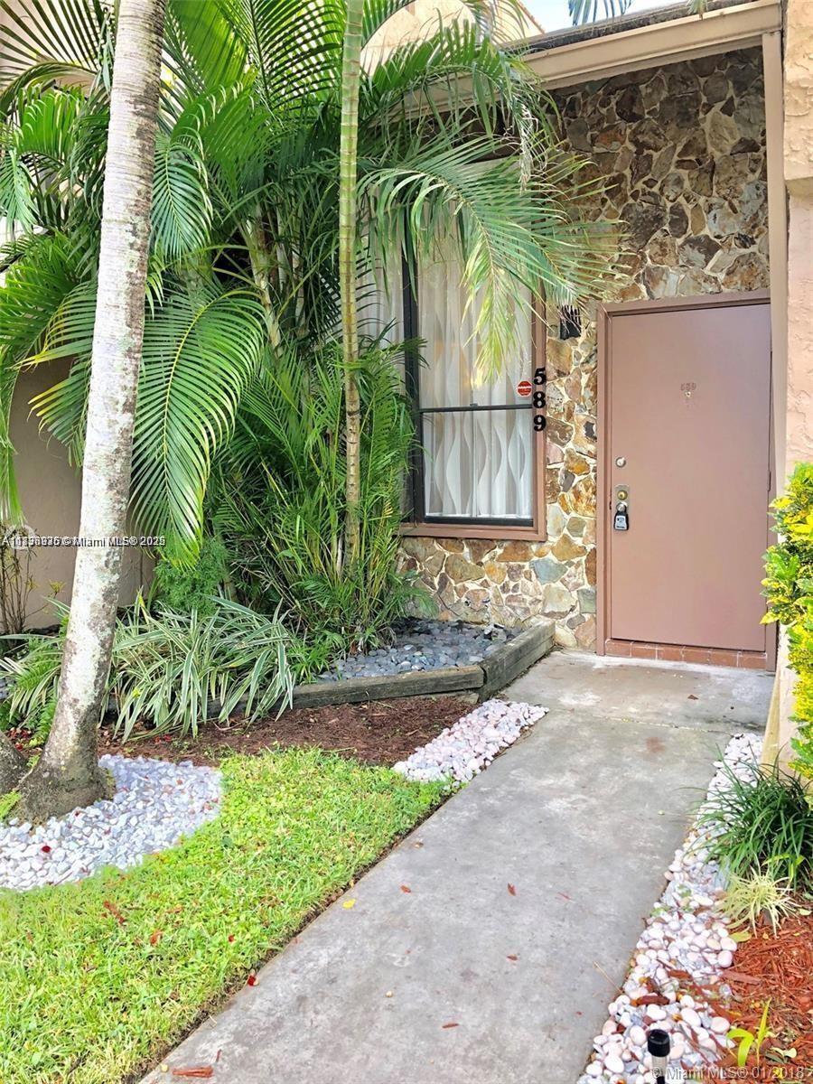 Beautiful unit WITH GORGEOUS QUARTZ KITCHEN COUNTERTOPS AND high-end CABINETS. NEWER BATHROOMS A/C, WATER HEATER, APPLIANCES, WASHER, AND DRYER EXCELLENT LOCATION NEAR SHOPS AND RESTAURANTS AND THE PLANTATION WALK DEVELOPMENT.