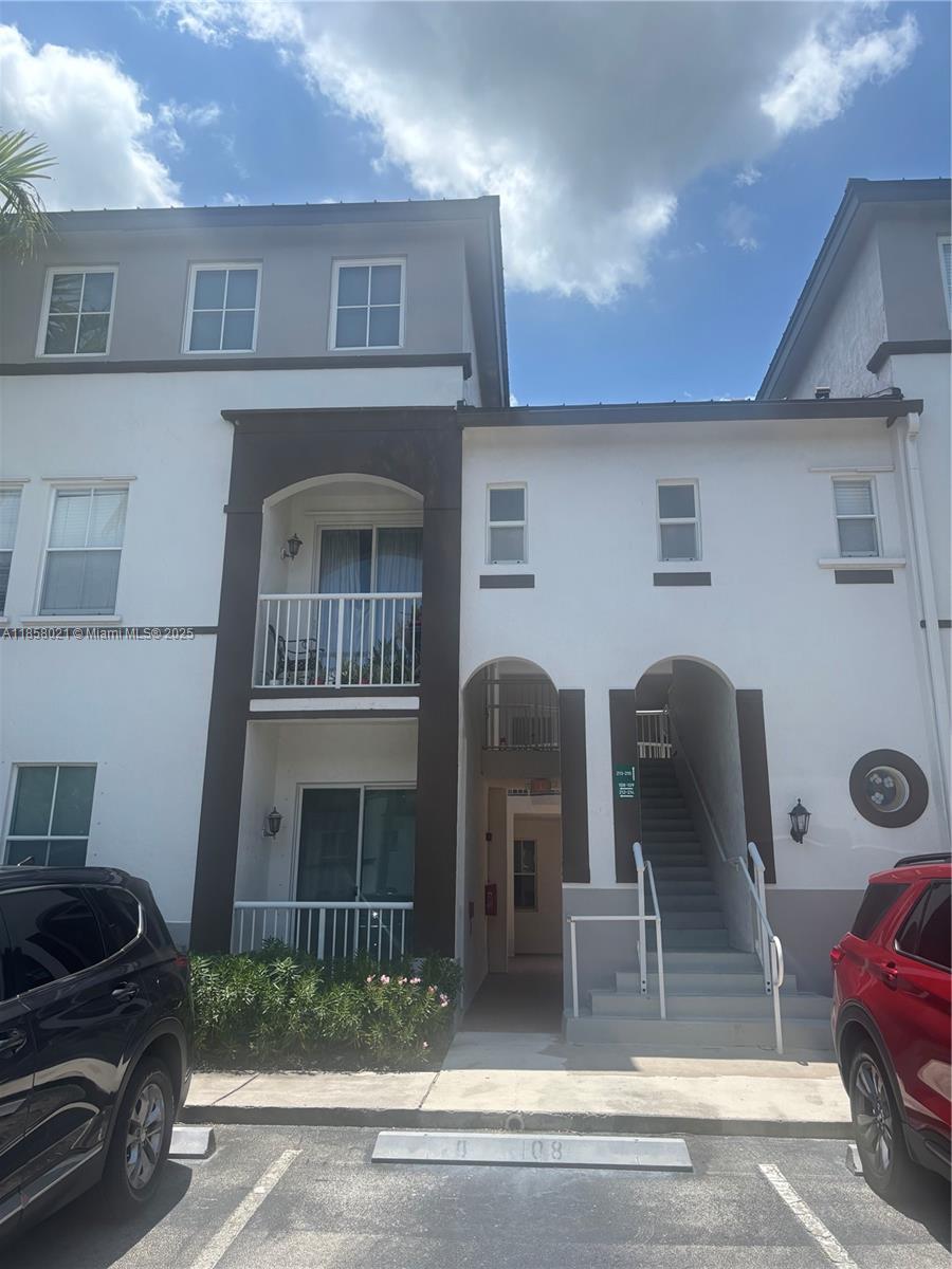 Corner unit - Spacious 2 level condo- 3 bedrooms 2.5 bathrooms, W/D inside. Family oriented community gate- A+ School - centrally located to shopping, banks, I-75- turnpike. Easy to show