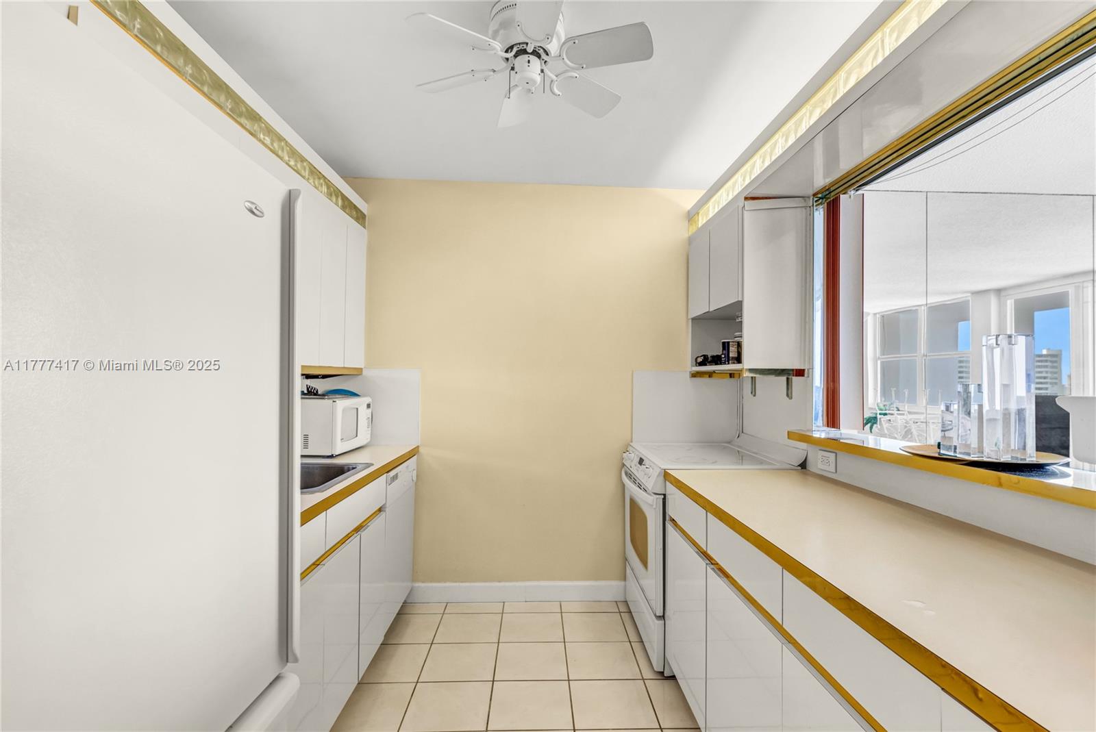 CARLYLE CONDOMINIUM - Residential