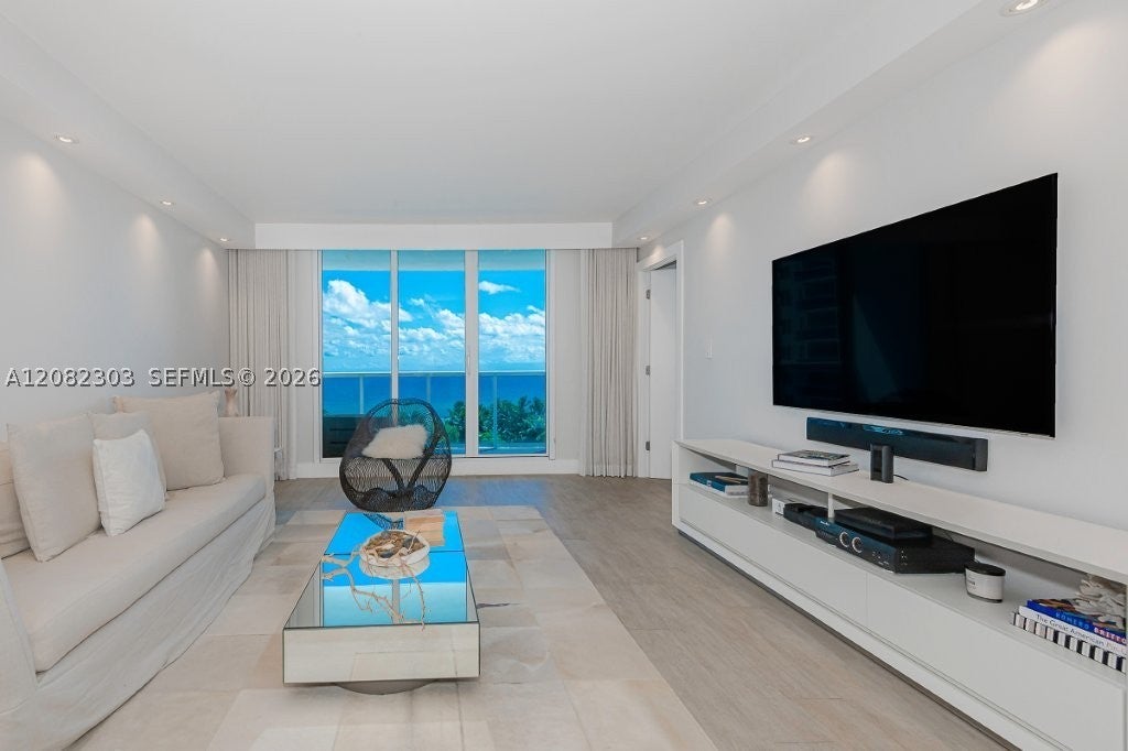 2301 Collins Ave 738