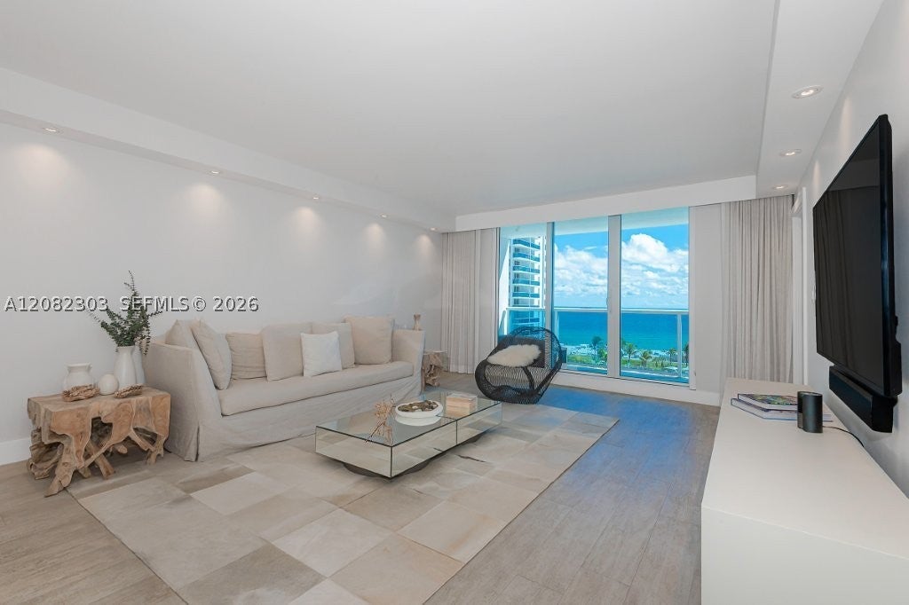 2301 Collins Ave 738