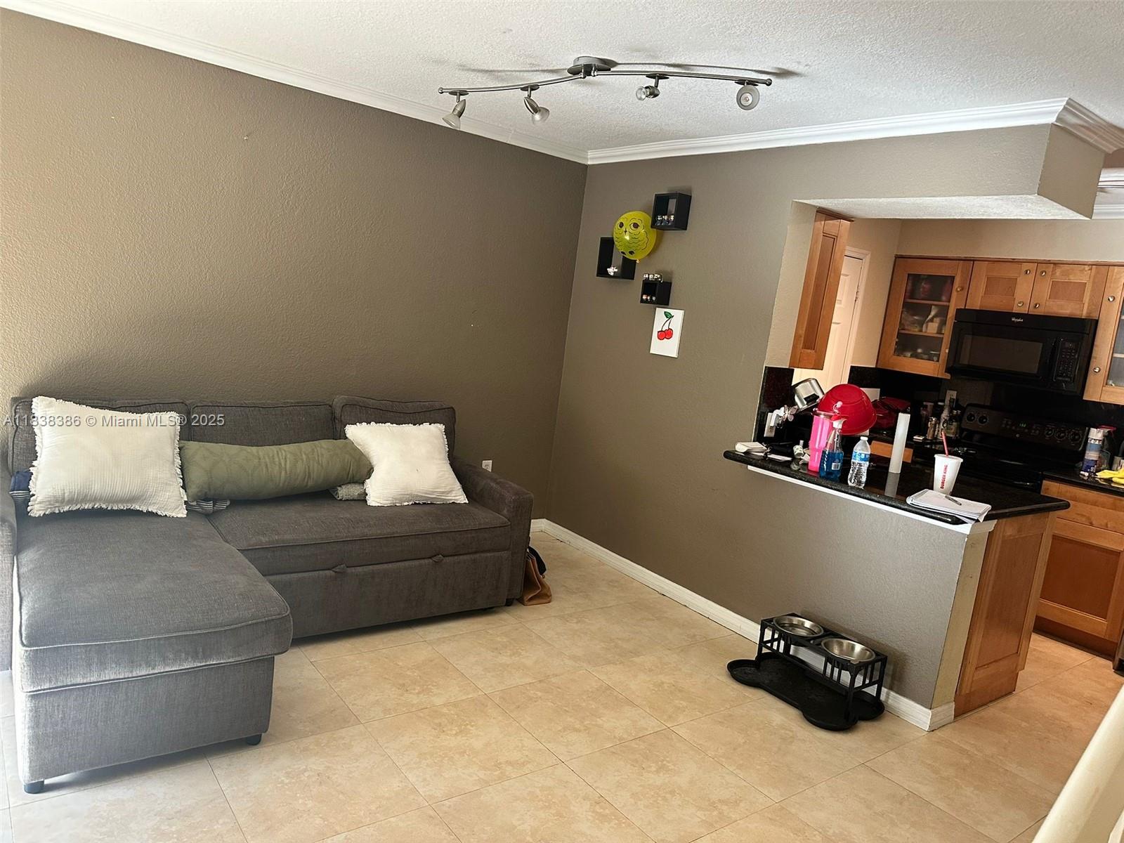 Don't miss this very well maintained one townhouse, unit at exclusive Antigua Club of Miami. Excellent tenant. She wants to renew.