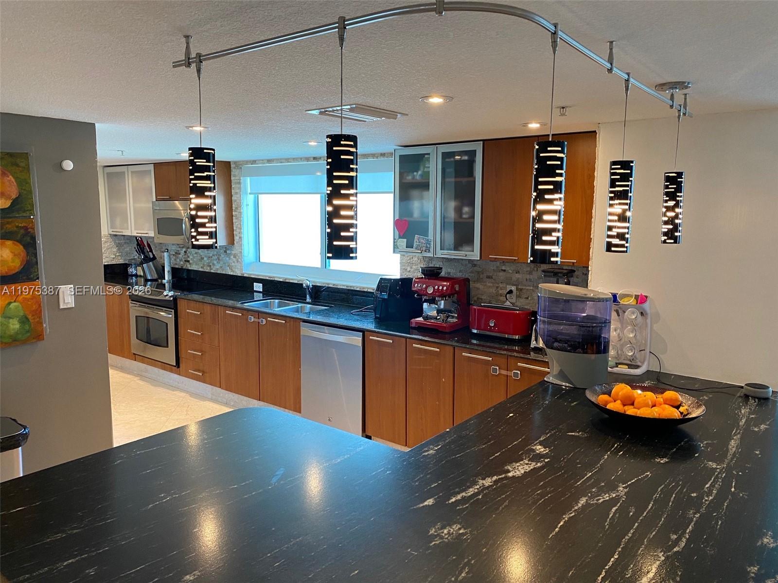 1800 CLUB CONDO - Residential Lease