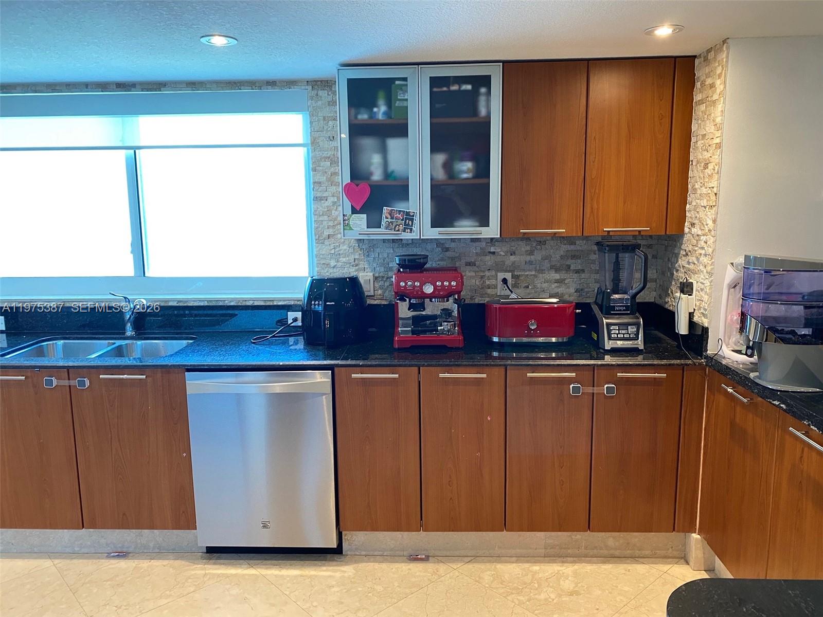 1800 CLUB CONDO - Residential Lease