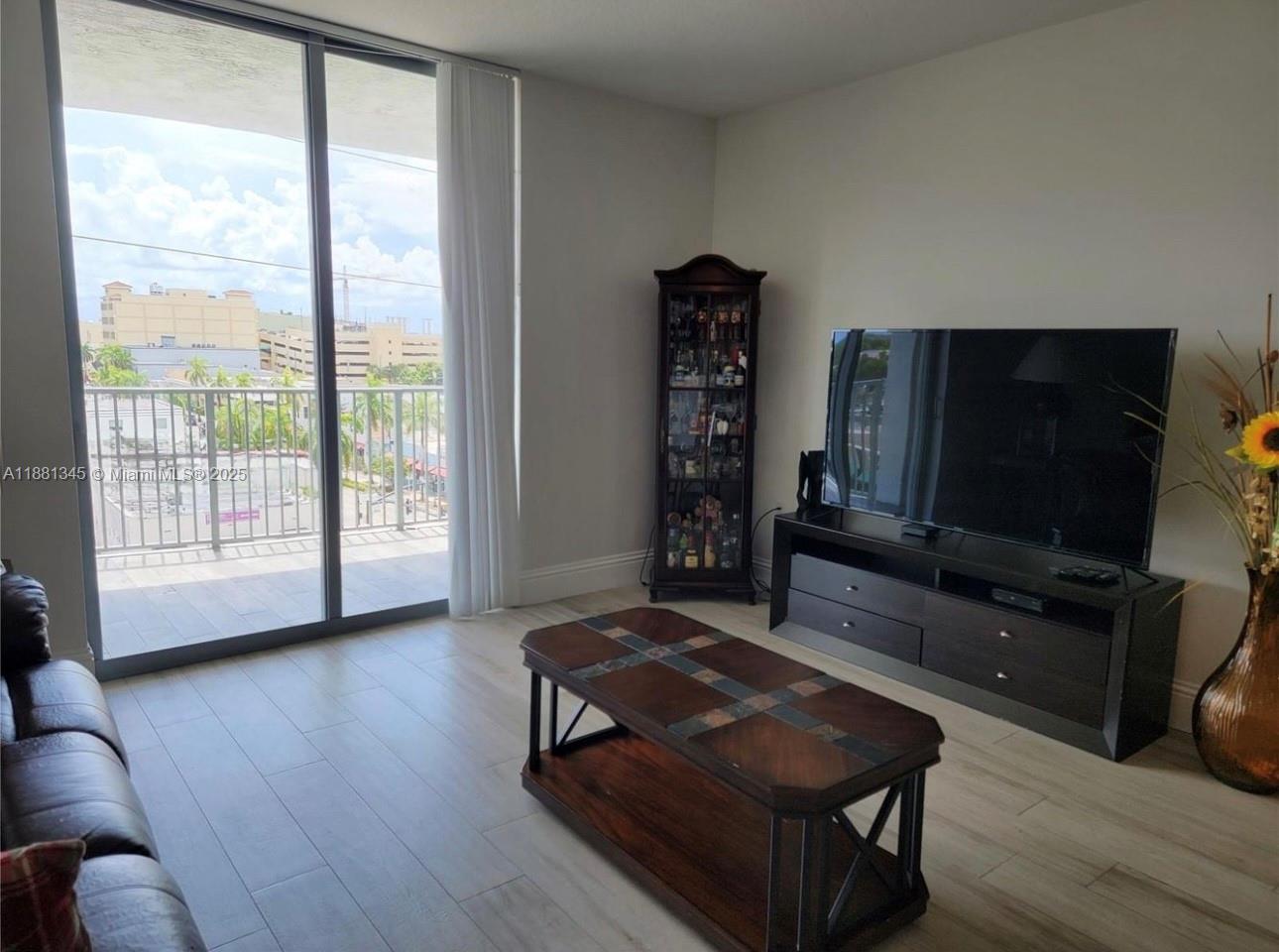 HOLLYWOOD STATION RES CON - Residential Lease