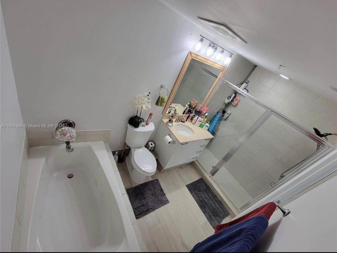 HOLLYWOOD STATION RES CON - Residential Lease