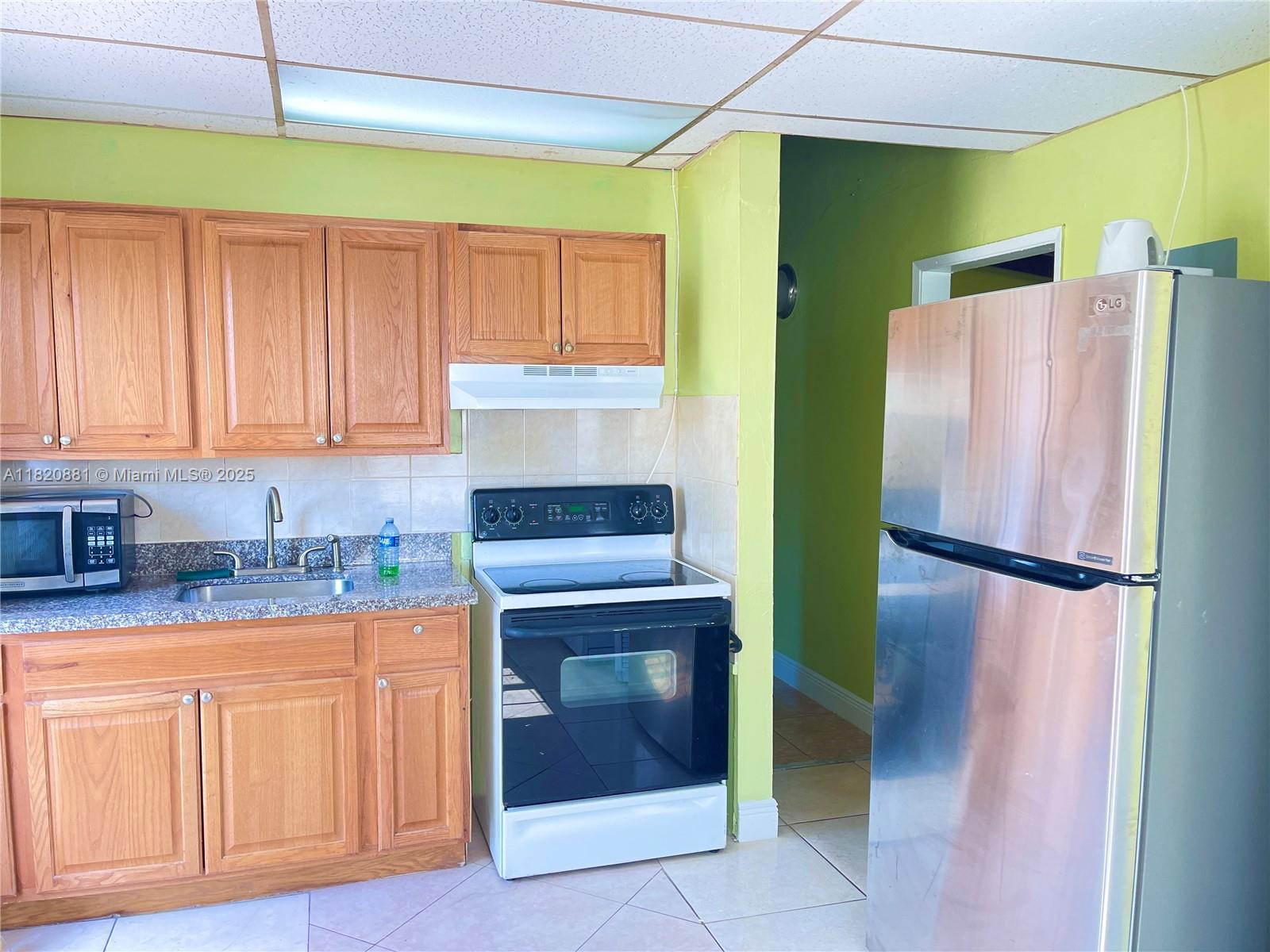 Charming Single-Family Home in a prime location. Ideal opportunity for INVESTORS and FIRST time home buyers. Conveniently located to all major roads. Just a short drive to the famous Pompano Beach, major Highways, plenty of great shopping, restaurants, banks and more. The Owner is motivated and will consider all offers. Property is vacant and easy to show. Use Showing Time to set up an appointment.