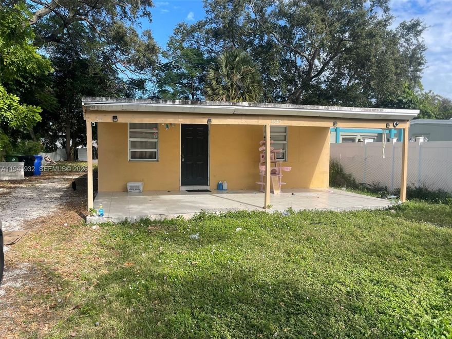 COZY 4 BEDROOM SINGLE FAMILY HOME WITH LARGE YARD.  GREAT SPACE FOR FAMILY.  MINUTES TO I95, FLEA MARKET, TURNPIKE, SHOPPING PLAZAS AND MORE.  SECTION 8 WELCOME