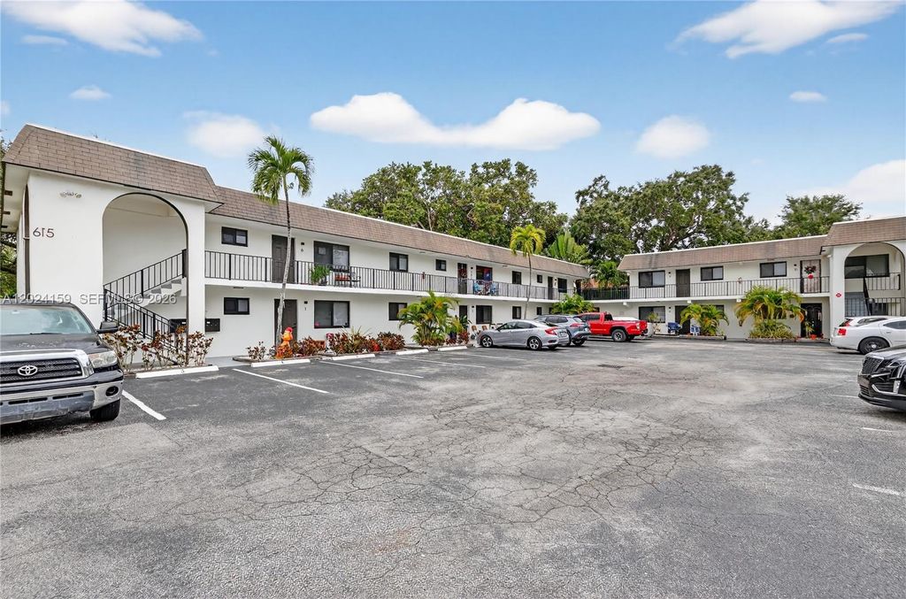 Photo of 615 NE 26th St #7, Wilton Manors, FL 33305 (MLS # A12024159)