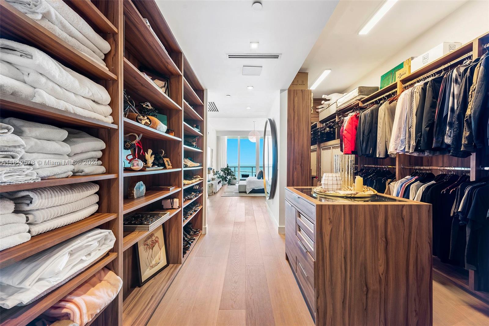 CONTINUUM ON SOUTH BEACH - Residential