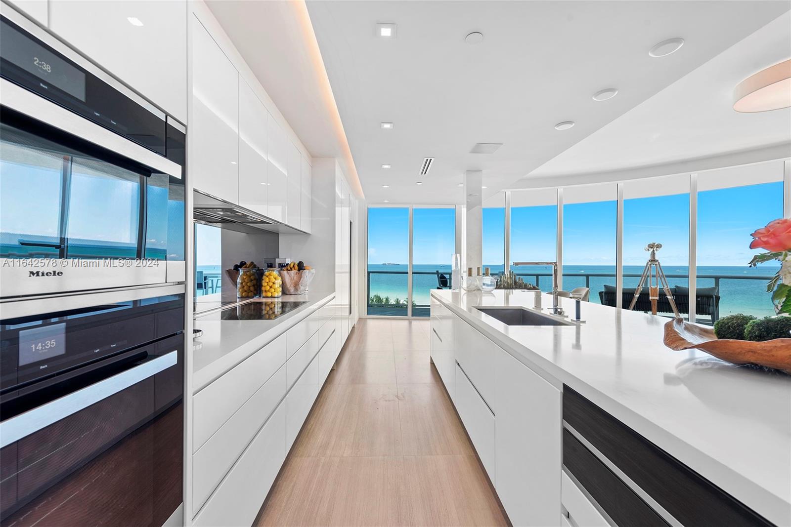 CONTINUUM ON SOUTH BEACH - Residential
