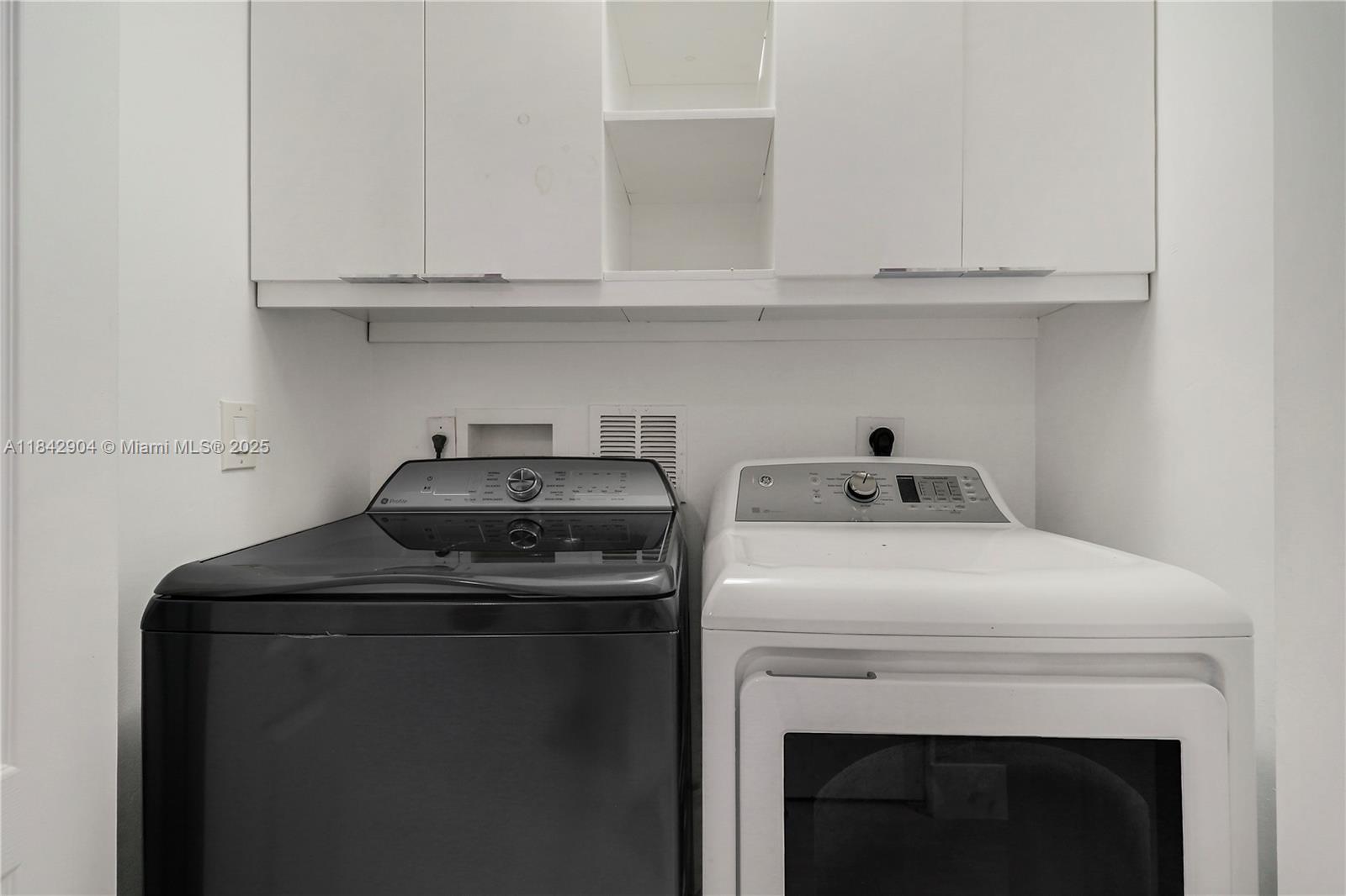 SEMINOLE GARDENS AT WOODB - Residential Lease