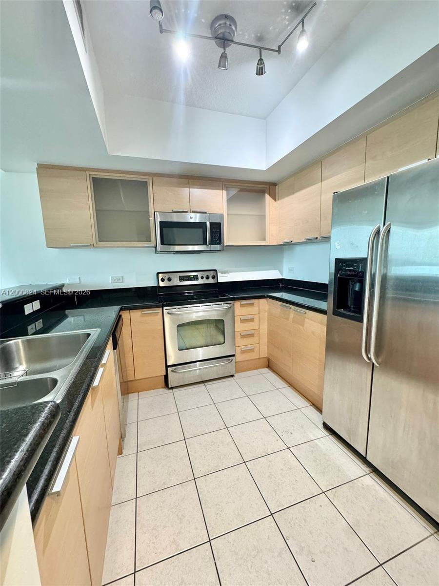 HOLLYWOOD STATION RES CON - Residential