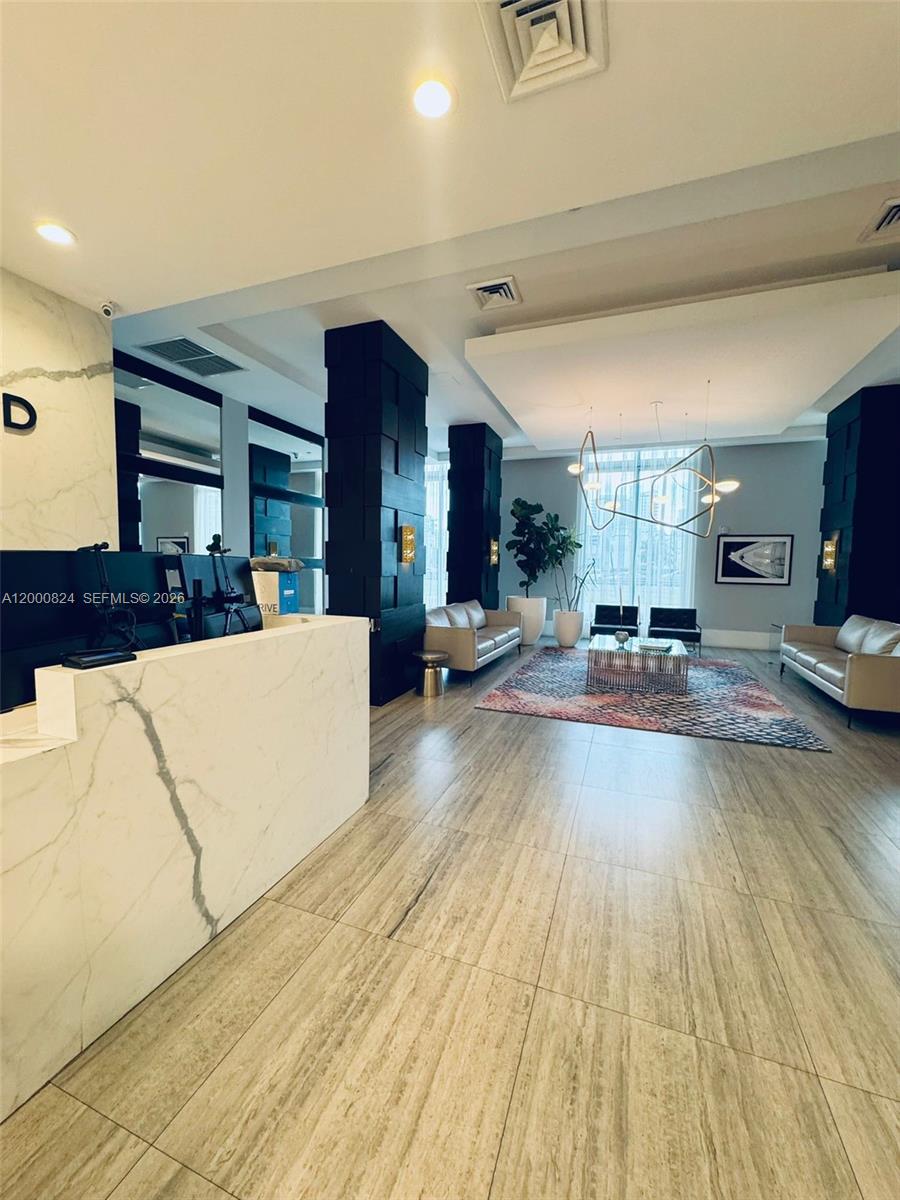 HOLLYWOOD STATION RES CON - Residential