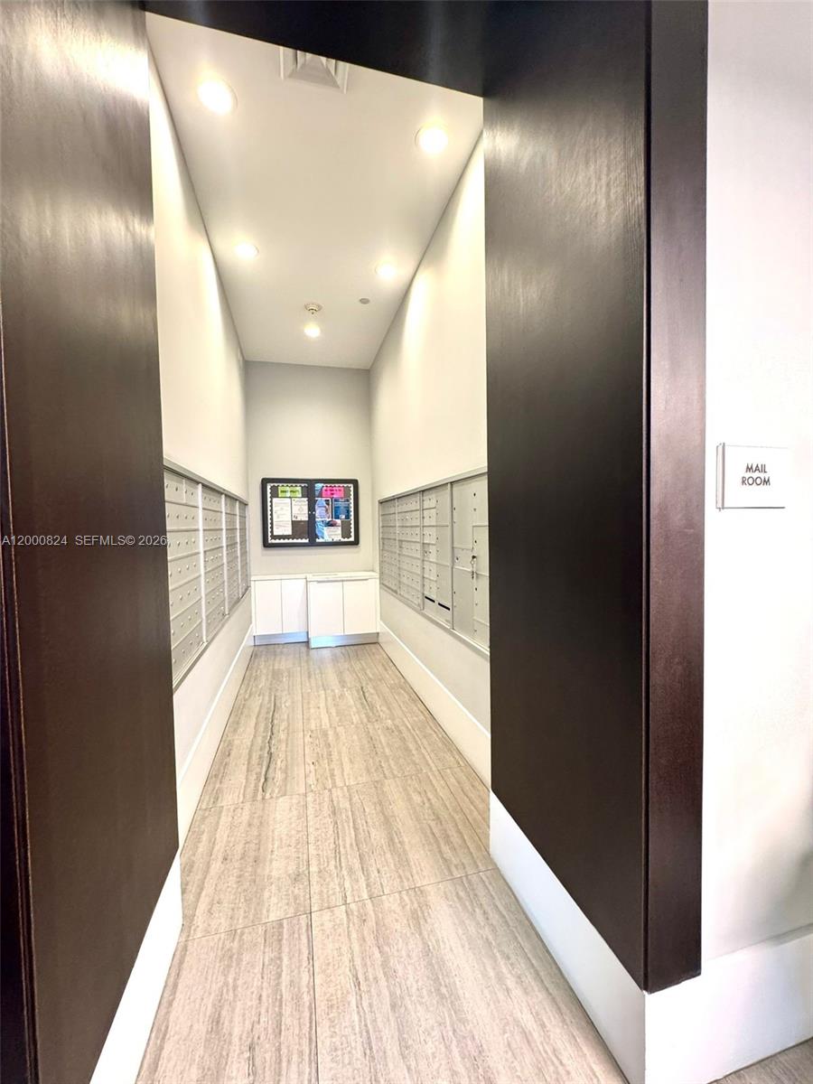 HOLLYWOOD STATION RES CON - Residential