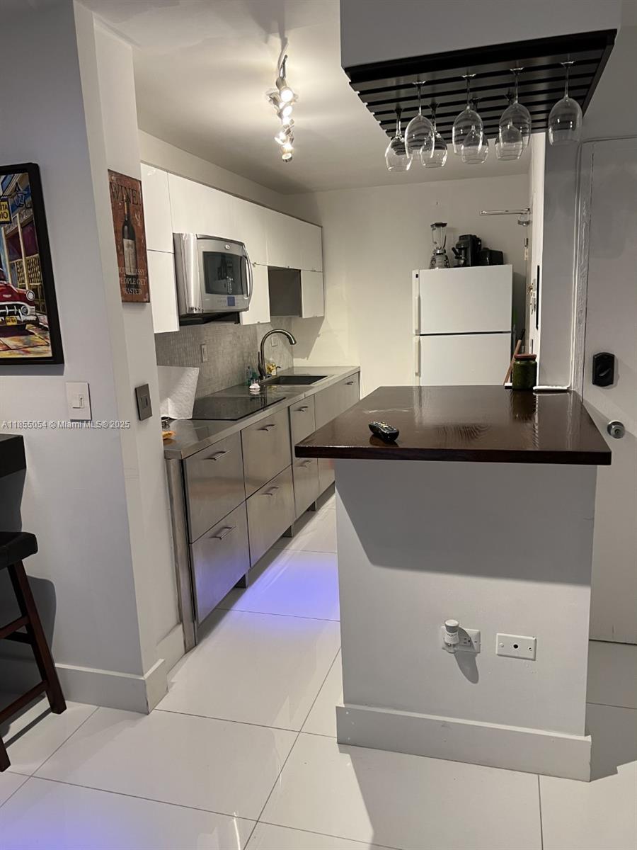 5555 Collins Ave 4P