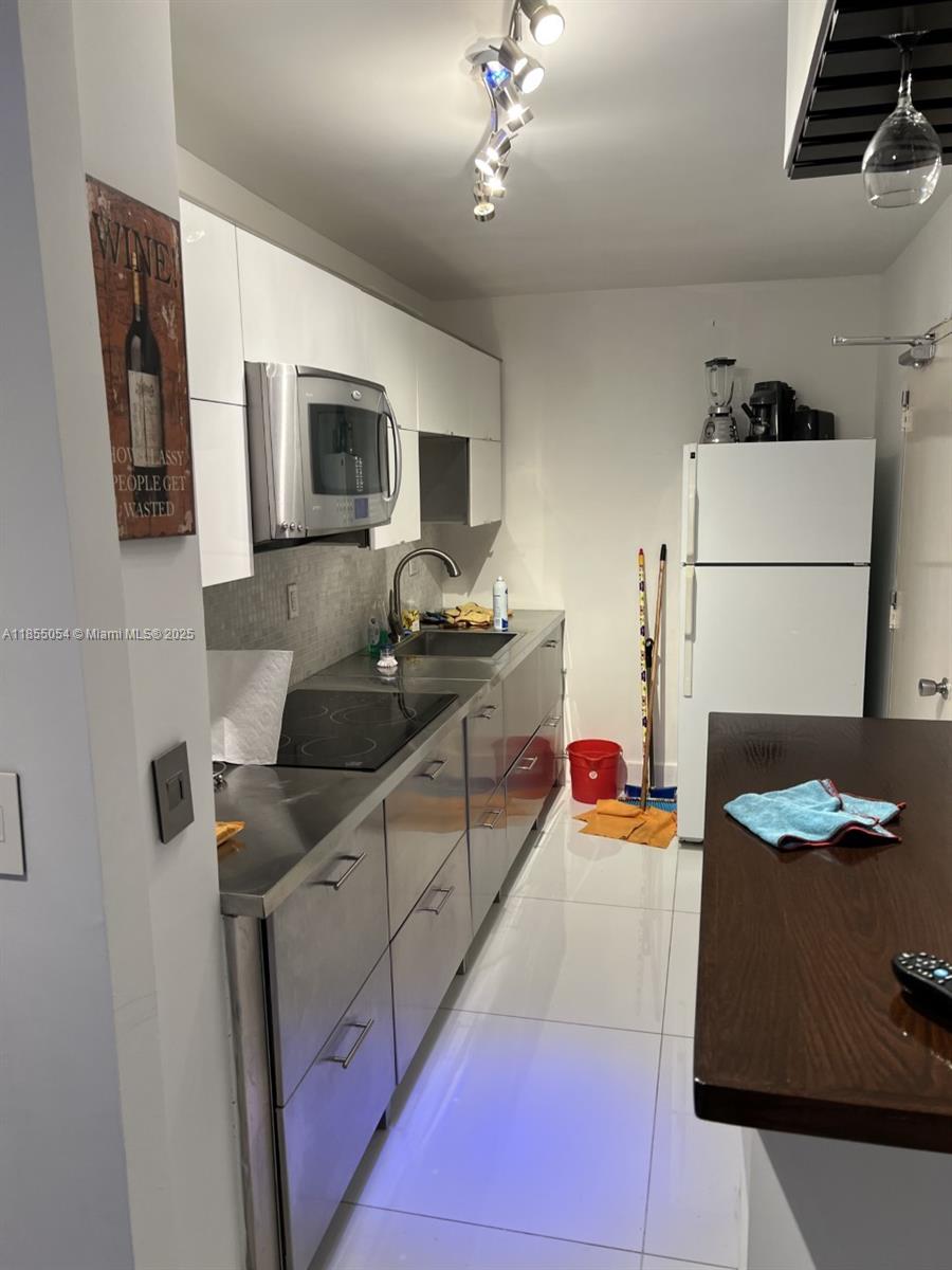 5555 Collins Ave 4P