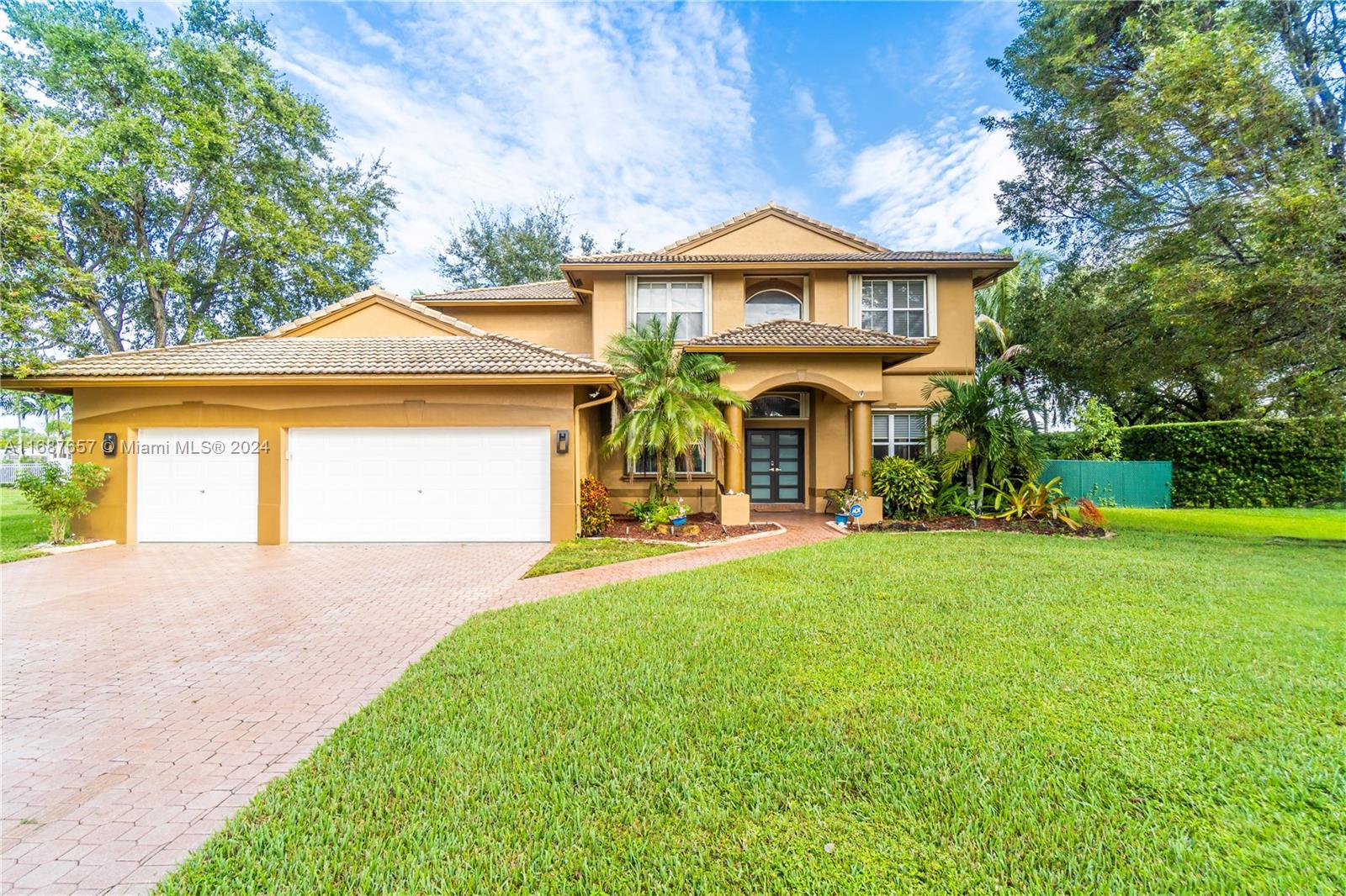 15841 Sw 61st St, Davie, Broward County, Florida - 5 Bedrooms  
3 Bathrooms - 