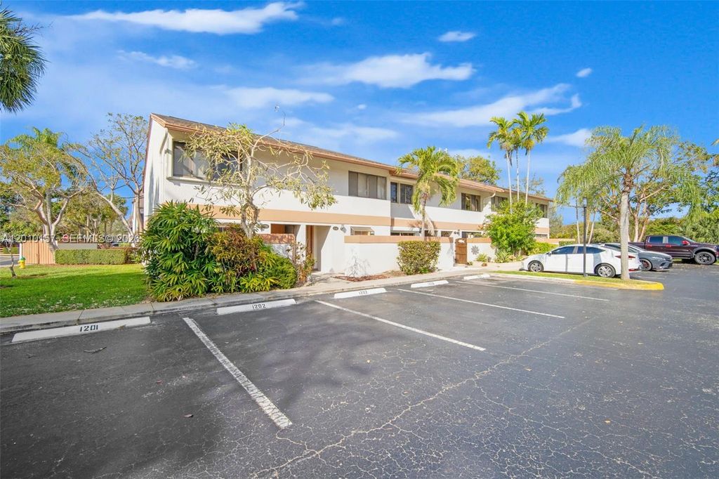 Photo of 4250 SW 70th Ter #., Davie, FL 33314 (MLS # A12010157)