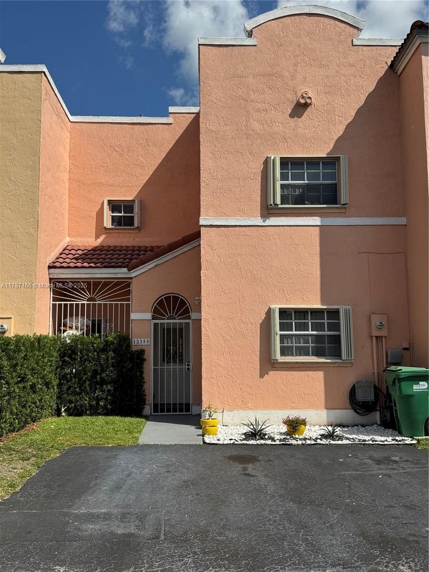 Beautiful Townhouse 3/2.5, great for raising a family. Excellent schools, close to shopping malls and places of worship. New appliances. Awesome lake views and great amenities.