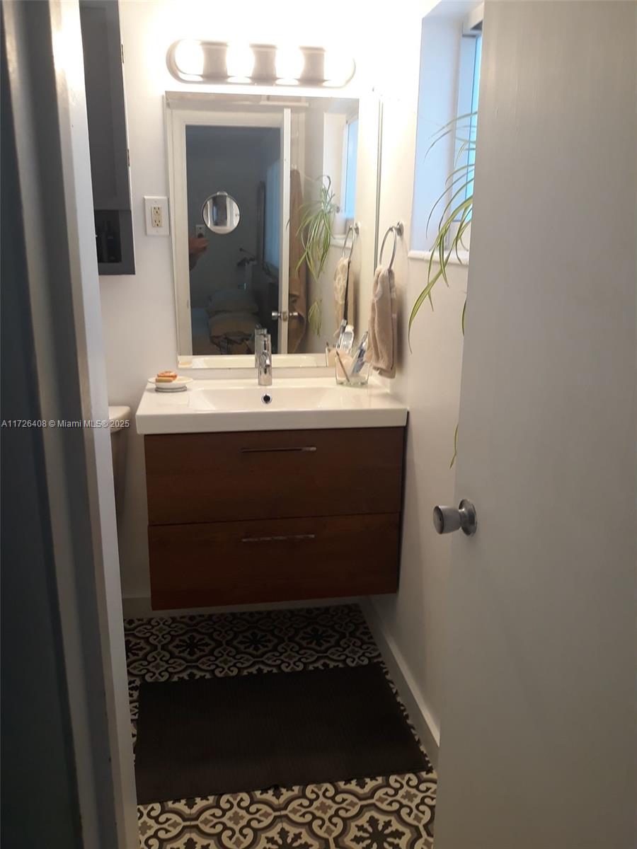 HOLLYWOOD HILLS - Residential