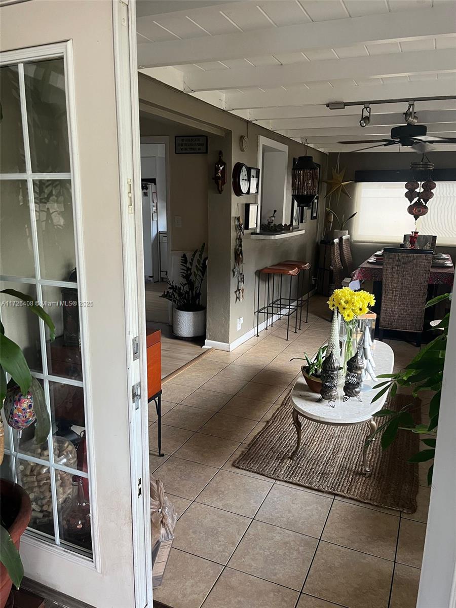 HOLLYWOOD HILLS - Residential