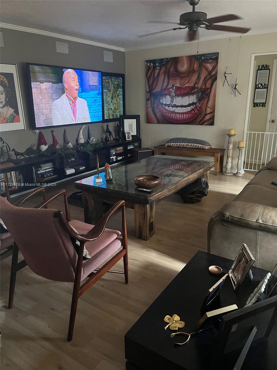 HOLLYWOOD HILLS - Residential