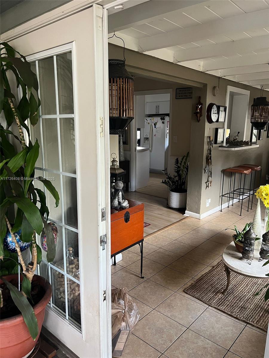 HOLLYWOOD HILLS - Residential