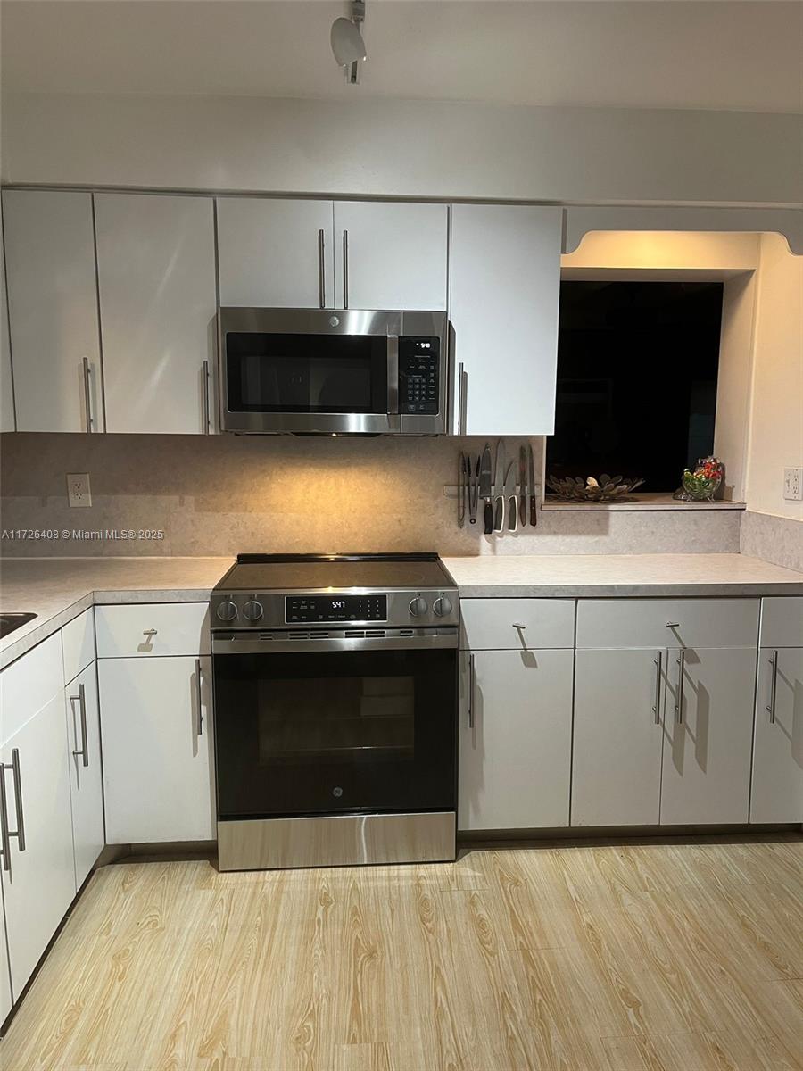 HOLLYWOOD HILLS - Residential