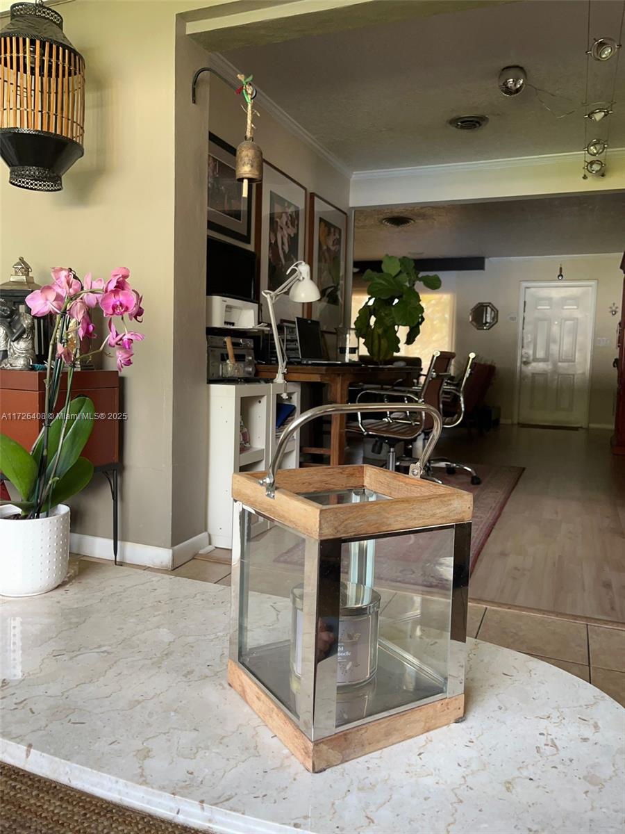 HOLLYWOOD HILLS - Residential