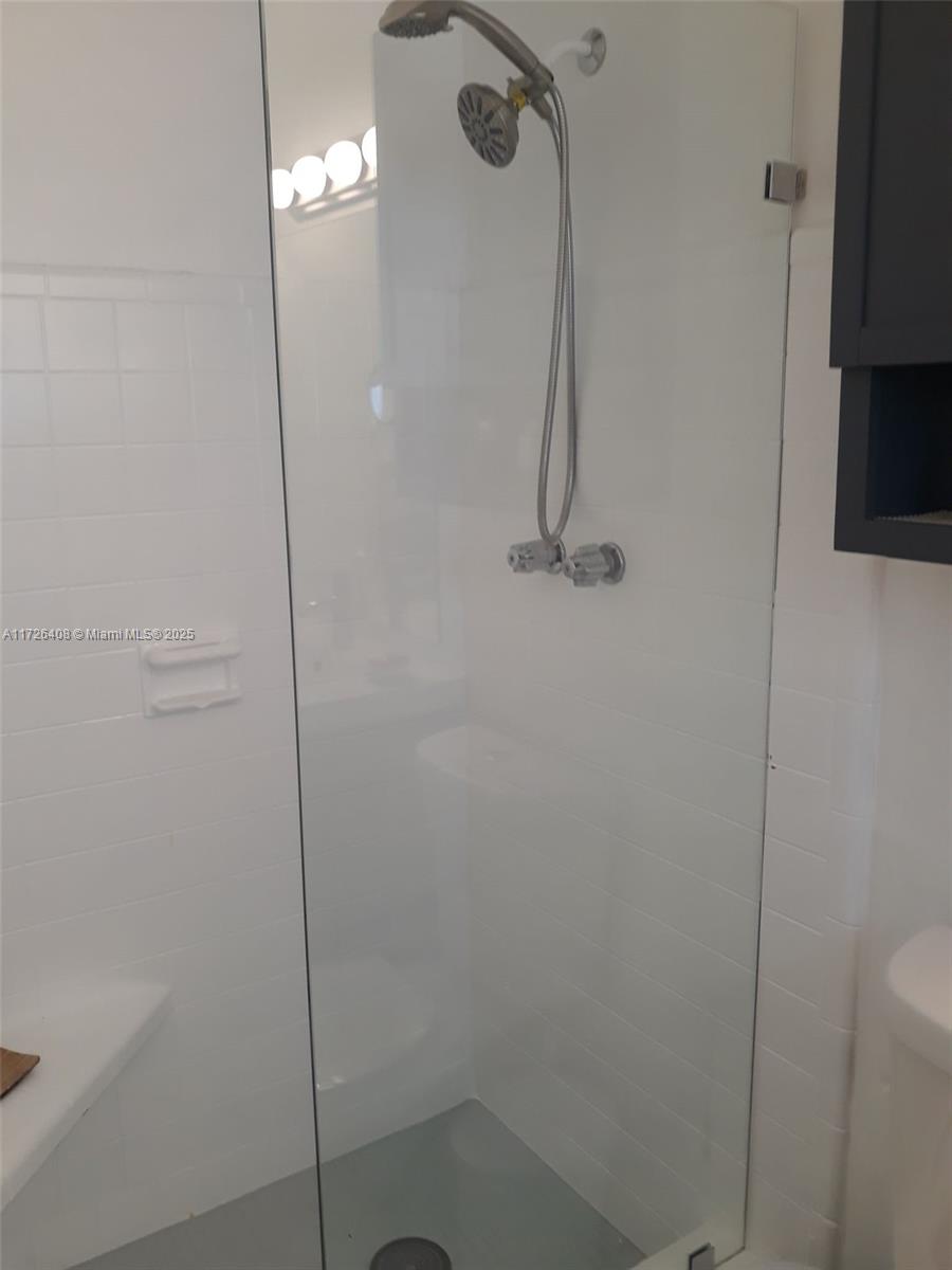 HOLLYWOOD HILLS - Residential