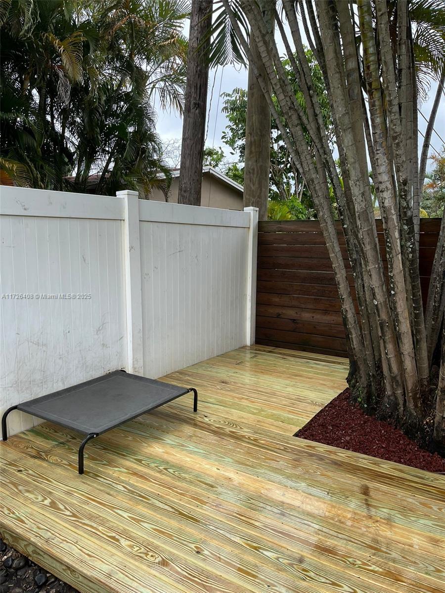 HOLLYWOOD HILLS - Residential