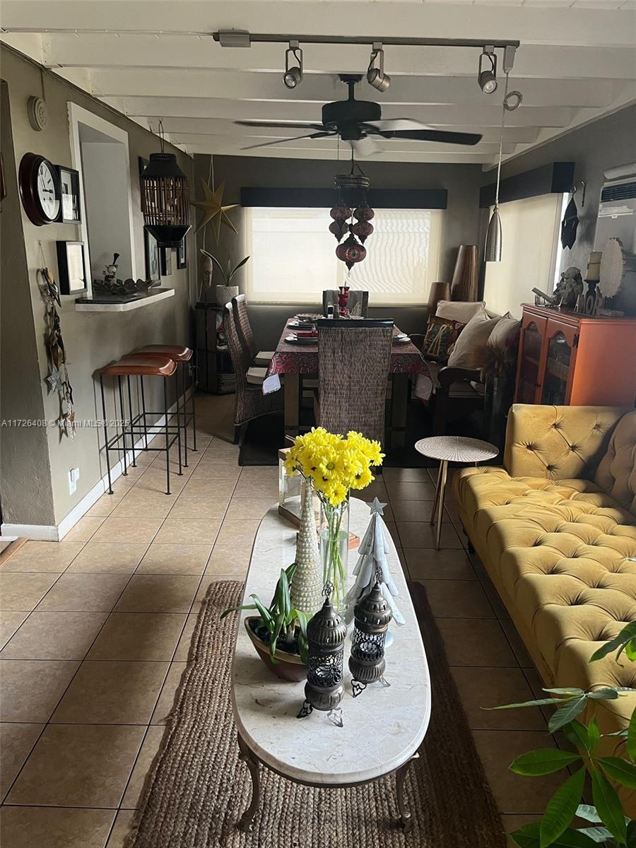 HOLLYWOOD HILLS - Residential